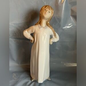 LLADRO FIGURINE GIRL STRETCHING/Sleeping RETIRED 4872